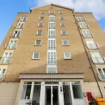 2 Bedroom Apartment Short Term Rental & Flexible Renting Canary Wharf With Free Parking And Free Wifi