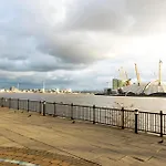 Lit 2Br Flat With Balcony Near Canary Wharf, 1Min Dlr