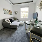 Stylish 2-Bed Flat W Kitchen And Cosy Living Space
