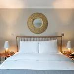 Gorgeous Design 2 Bed Flat Barons Court Sleeps Six
