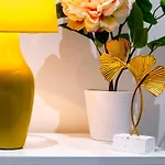 Chic & Spacious 2 Bedroom Haven In Zone 2-15 Mins To Central London- Garden & Parking Available! 5 Beds-Sleeps 6 People- Instant Book & Self Check-In! Save 20 Percent On Stays Of 7 Nights Or More !