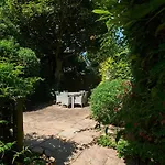 Bright Cozy Garden Retreat W Fast Wifi & 5Min To Tube Subway Metro & Close To Park & Street Parking P4P