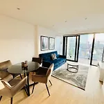 Gorgeous High-Rise Apartment - Skyline Views & Prime Central Location