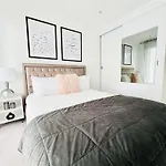 Gorgeous High-Rise Apartment - Skyline Views & Prime Central Location