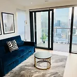 Gorgeous High-Rise Apartment - Skyline Views & Prime Central Location