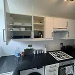 Stylish London Stay 2-Bedroom Duplex Sleeps 6