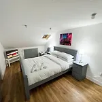 North London Spacious 7- Bedroom House