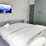 North London Spacious 7- Bedroom House