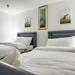 North London Spacious 7- Bedroom House