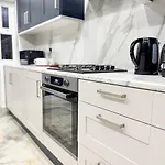 North London Spacious 7- Bedroom House