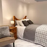 Modern House Apartment Stratford E15 London - Sleeps 2 - 9, Fast Links To Central London, Near O2, Greenwich & Olympic Park, Child-Friendly Garden, Free Parking, Free Wifi