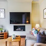 Beautiful And Spacious 2 Bed, 2 Bath Apartment Bordering Fulham And Chelsea - Entire Apartment With Private Entrance