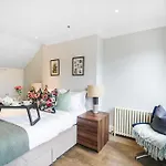 Beautiful And Spacious 2 Bed, 2 Bath Apartment Bordering Fulham And Chelsea - Entire Apartment With Private Entrance