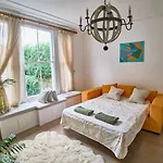Bright Cozy Garden Retreat W Fast Wifi & 5Min To Tube Subway Metro & Close To Park & Street Parking P4P