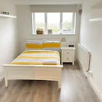 1 Bedroom Apt In Woolwich With Free Parking