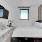 Modern 2-Bedroom Apartment Near Canary Wharf, O2 Arena & Excel - Excellent Transport Links