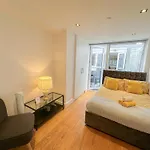 Spacious 3-Bedroom Flat In Holloway With Unique Central Patio With Free Wi-Fi