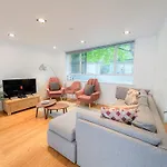 Spacious 3-Bedroom Flat In Holloway With Unique Central Patio With Free Wi-Fi