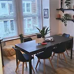 Beautiful London Sw12, Flat