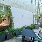 Luxurious 3-Bedroom & 3 Bathroom Flat With Indoor Fireplace And Patio In Central Mayfair