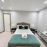 Luxurious 3-Bedroom & 3 Bathroom Flat With Indoor Fireplace And Patio In Central Mayfair