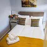 Lt Grove Apartment - Stratford