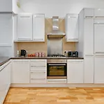 Fulham Unique & Large Flat With 2 Full En-Suites