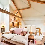 Traditional Mews Home In Westminster