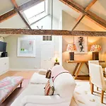 Traditional Mews Home In Westminster