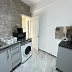 Park Lane Beautiful Family Apartment
