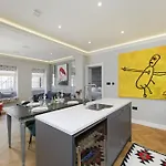 Modern Kensington Flat 3 Bedrooms And 3 Bathrooms