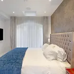 Modern Kensington Flat 3 Bedrooms And 3 Bathrooms