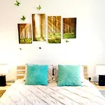 New Large 4 Bedroom & 3 Bathroom Flat Near Angel Station In Zone 1 London For Max 13 Guests