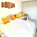 New Large 4 Bedroom & 3 Bathroom Flat Near Angel Station In Zone 1 London For Max 13 Guests