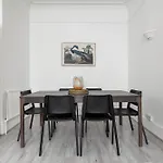 Experience Kensington Class In 2Bd Apt