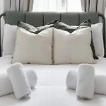 Experience Kensington Class In 2Bd Apt