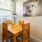 Stylish 2Bed Steps From Iconic Waterloo!