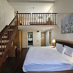 Cromwell Hotel