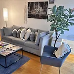Hyde Park,3 Min Walk,Family Home! 2 Bedrooms & 2 Bathrooms Apartment! Fantastic Location