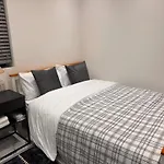 Modern House Apartment Stratford E15 London - Sleeps 2 - 9, Fast Links To Central London, Near O2, Greenwich & Olympic Park, Child-Friendly Garden, Free Parking, Free Wifi