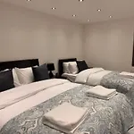 Modern House Apartment Stratford E15 London - Sleeps 2 - 9, Fast Links To Central London, Near O2, Greenwich & Olympic Park, Child-Friendly Garden, Free Parking, Free Wifi