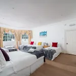 Cozy 2-Bed Group & Family Apartment Near Excel & 02 Arena With Parking & Balcony
