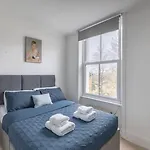 Stylish 2Br Chelsea Penthouse With Private Rooftop
