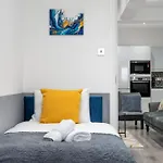 Spacious & Comfortable 3-Bedroom Retreat In Nw10