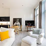 Elegant Three Bed Apartment In Earls Court