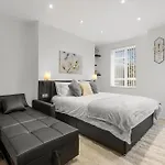 Jasmine Suite By Yielding Bricks