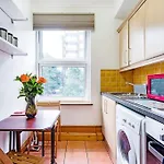 St 9 - Very Close To Tube Only 2 Mins - Studio