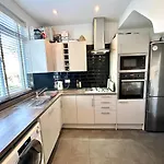 Beautiful 2 Bed In Queens Park, London
