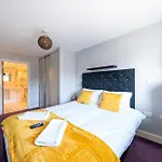 Chic Lakeside Apartment W Free Parking Near Excel