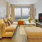 Trendy 3-Bed, 2-Bath - O2 London Escape - Your Ideal Stay